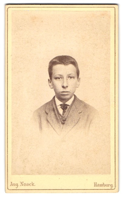 Photograph Aug. Noack, Hamburg-St. Pauli, long row 13, boy with short hair,