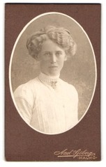 Photograph Axel Sjöberg, Malmö, portrait of a woman in oval mat