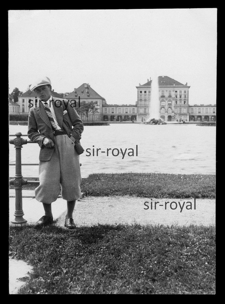 Munich 1931 – Man in Knickerbocker Pants in Front of Nymphenburg Palace – Photo 7x9cm