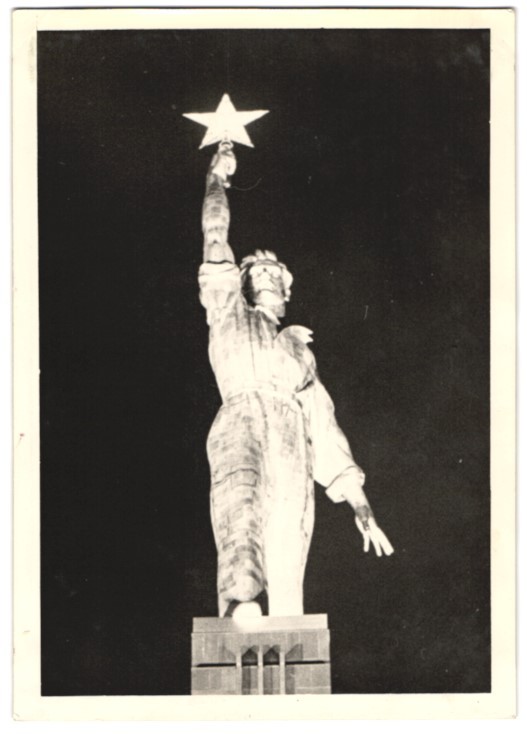 Photograph New York City, New York Worlds Fair 1939, Statue Holding a Star e