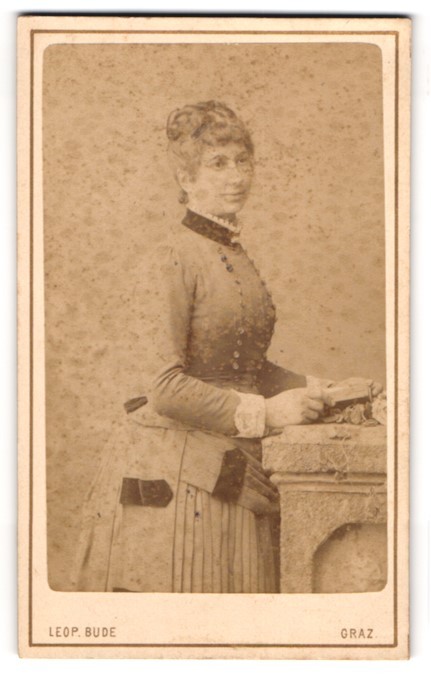 Photograph Leopold Bude, Graz, Alleegasse 6, middle-class lady in fashionable dress
