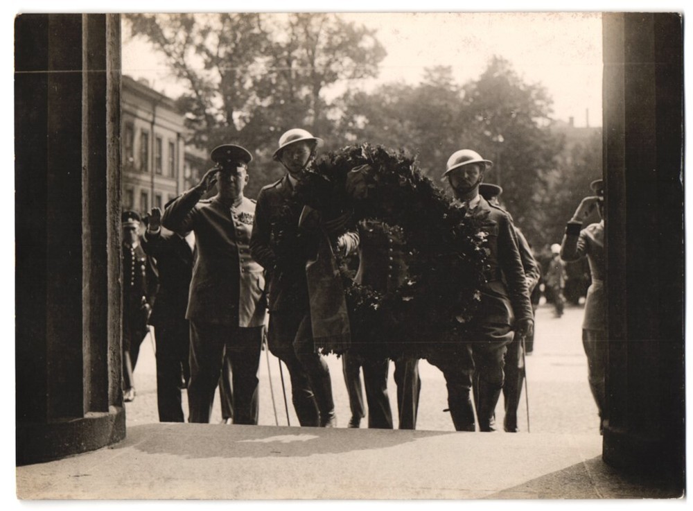 Photography of unknown photographer, View Berlin, American soldiers at Kra