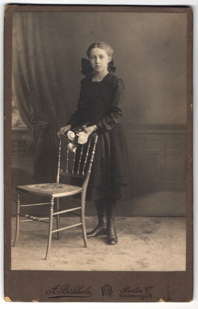 Photograph A. Birkholz, Berlin, Weidenweg 34, young girl in dress with flower