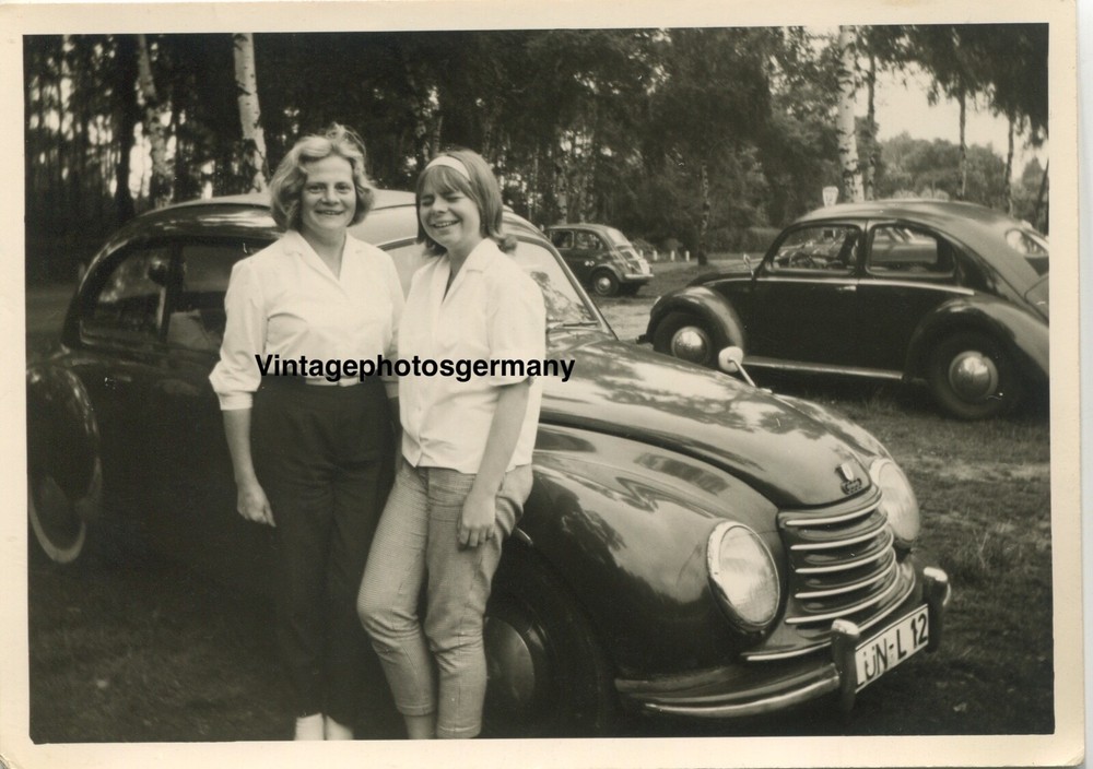 D9603 Photo 1960s Car Passenger Car Audi Horch DKW Auto Union VW Pretzel Beetle Girls