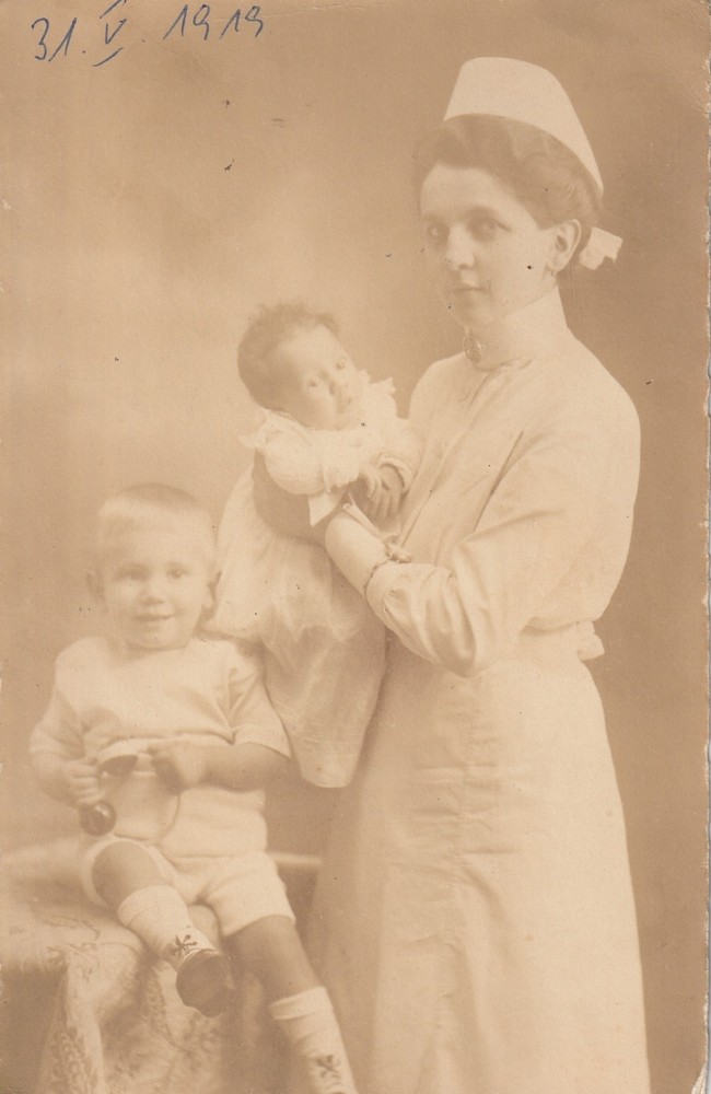 Photo Postcard Mother with Children 1919 Snapshot