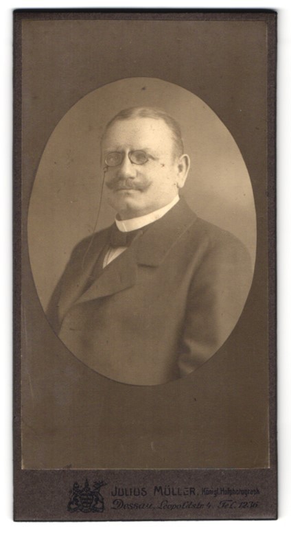 Photograph Julius Müller, Dessau, Leopoldstraße 4, portrait of a serious He
