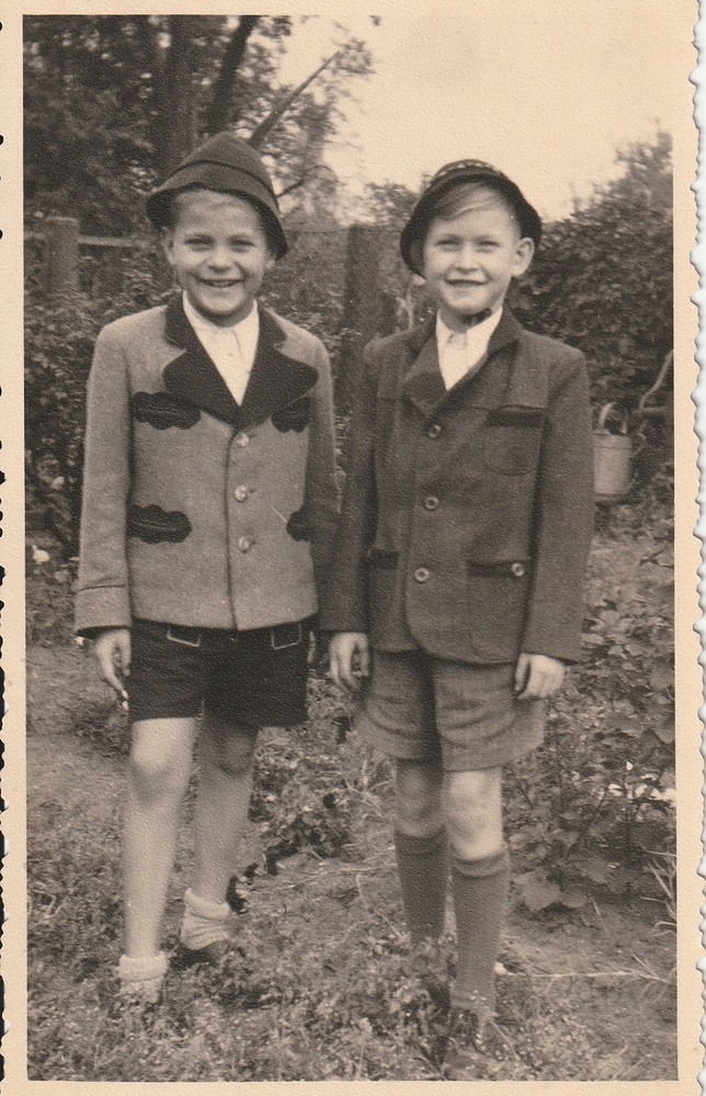 Photo postcard pretty boys in costume Jungmann fashion Ruhland snapshot 1952