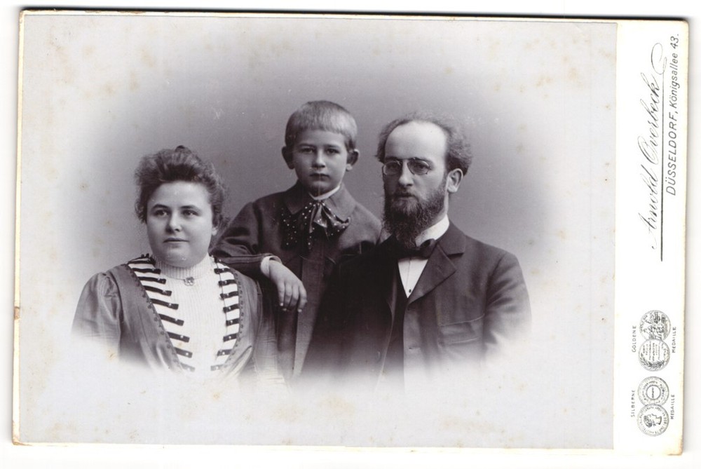 Photograph Arnold Overbeck, Düsseldorf, Königsallee 43, family portrait with three