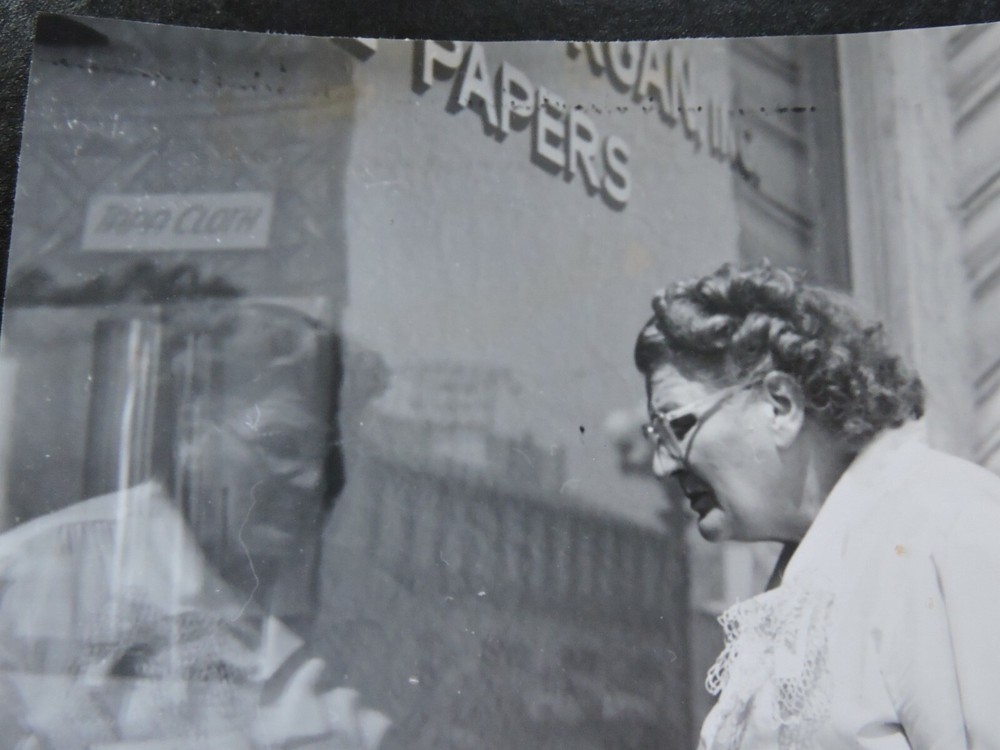 Signed 1940s NYC Window Shopping New York 7.5×9″ PHOTO LEAGUE Joe Schwartz