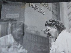 Signed 1940s NYC Window Shopping New York 7.5×9″ PHOTO LEAGUE Joe Schwartz