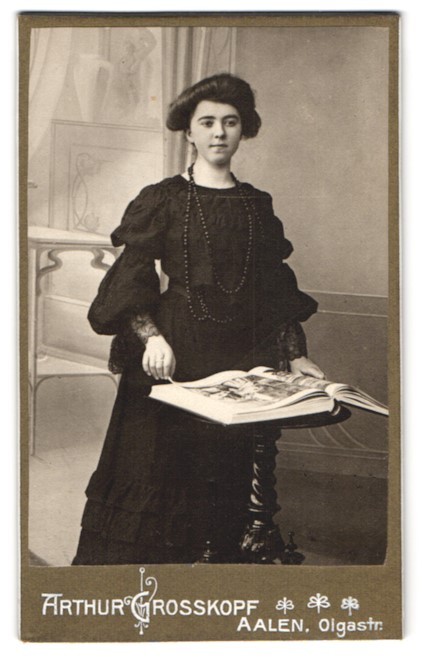 Photograph Arthur Grosskopf, Eels, Olgasstraße, Lady in Dark Dress with Book