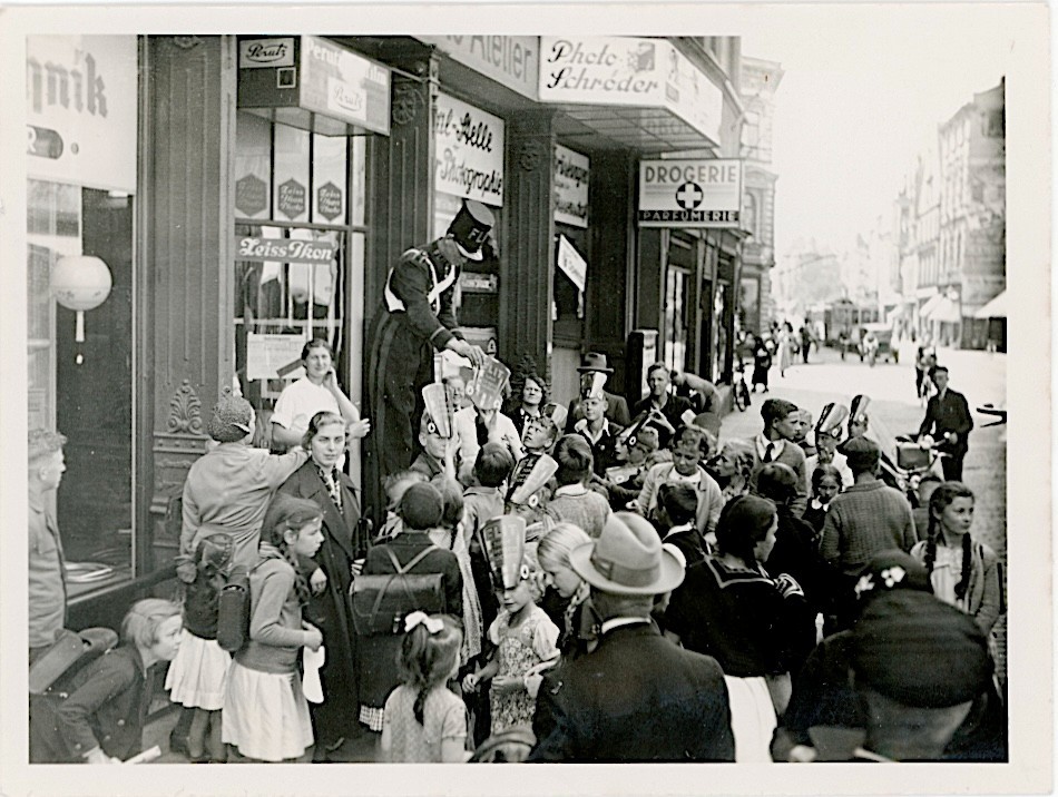 Street Scene Children with “Vlit – Kills Flies Mosquitoes” Hats Vintage Circa 1934