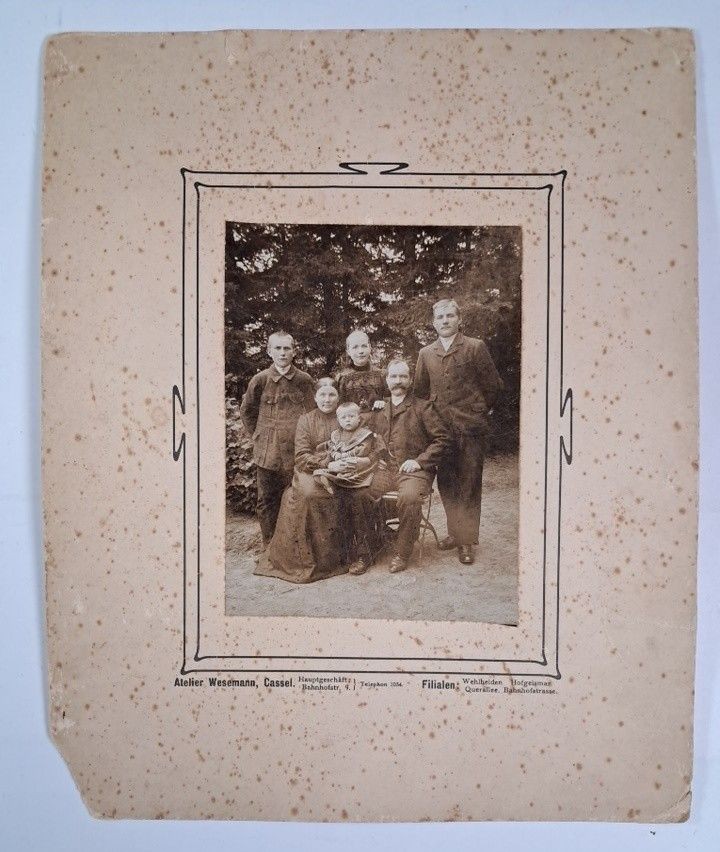 Photography: Atelier Wesemann – group picture family photo around 1900, vintage photo