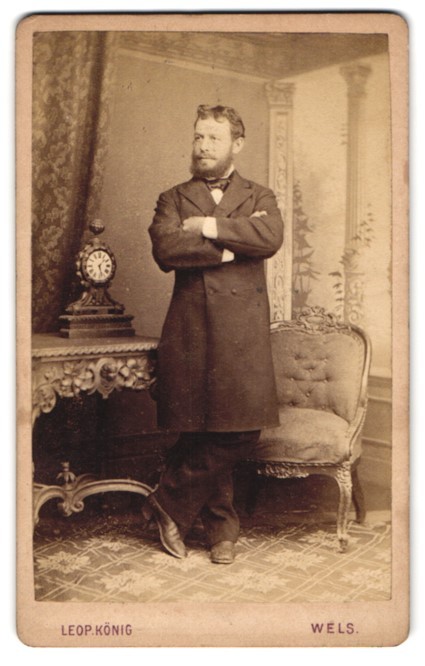 Photograph Leopold König, Wels, Linzergasse, a man with arms crossed N
