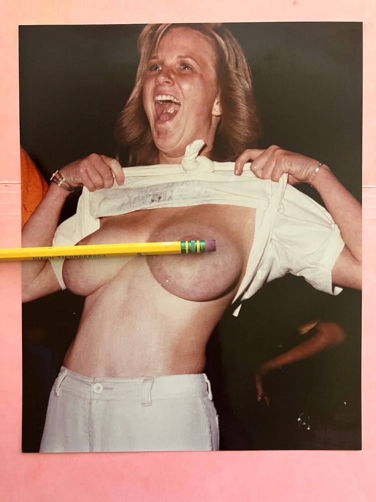 TOPLESS & HAPPY TO SEE YOU – COLOR 8×10″ photo , 1980s Amateur Art Model