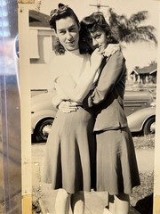 WW2 / 1940s Pretty Young Affectionate Women Photo – Gay / Lesbian Interest – #1