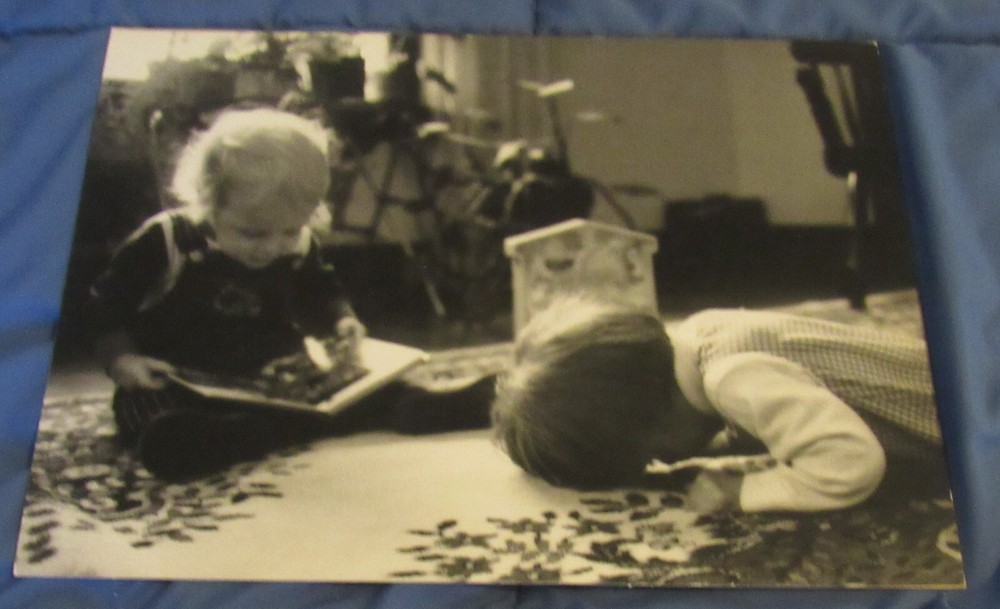 1977 Sandy Underwood photograph; children playing on floor, 9 1/2″ x 14″