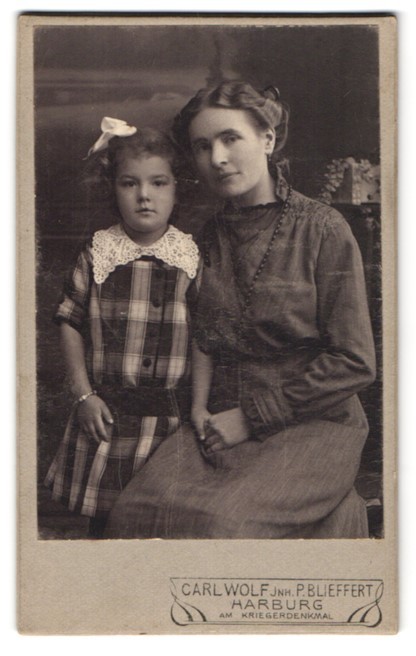 Photograph Carl Wolf, Harburg, at the war memorial, mother with child