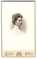 Photograph Axel Sjöberg, Malmö, Stortorget, portrait of a young woman in profile