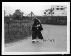 Lahore in Pakistan 1959 – fully veiled woman – 1950s – photo 9×7 cm