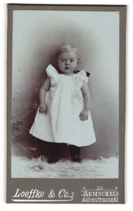 Photograph Loeffke & Co., Remscheid, Alleestr. 10, Little Child In White Dress