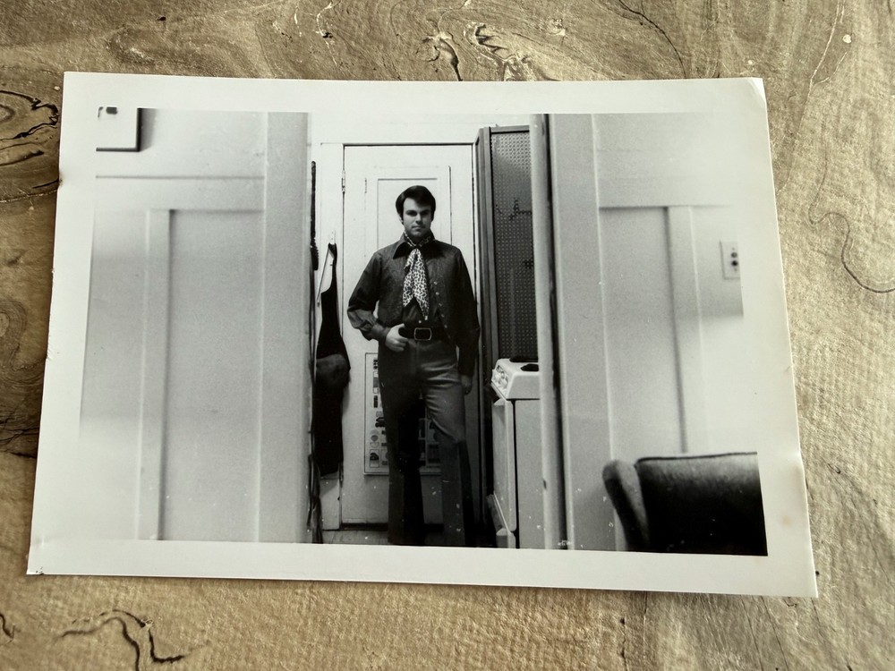 MOD HIPPIE POSING Orig 1969 Black and White Photo 3 1/2″ X 5″ OUT ON THE TOWN
