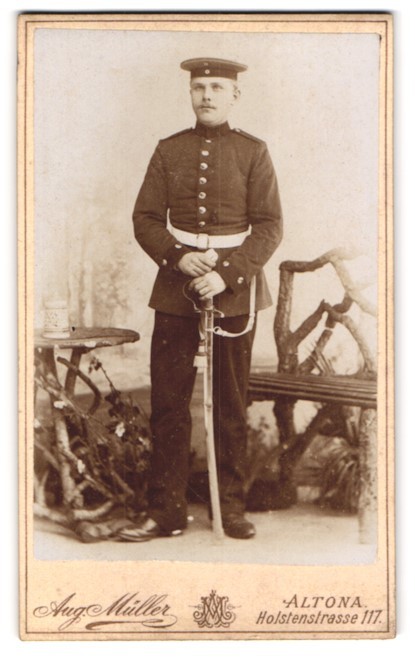 Photograph Aug Müller, Altona, Holstenstraße 117, Soldier with Portepee on Saber