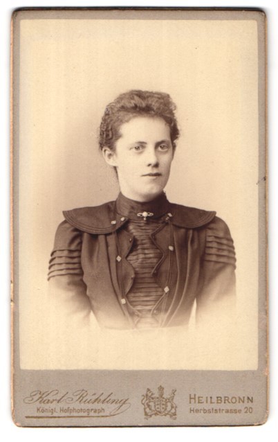Photography Karl Rühling, Heilbronn, Herbststrasse 20, portrait young lady in Mo