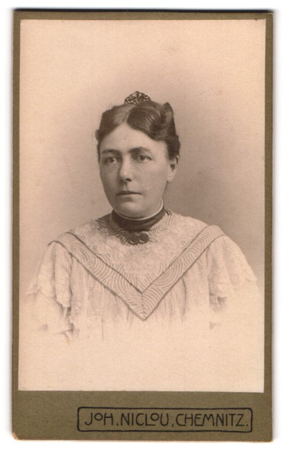 Photograph Joh. Niclou, Chemnitz, Königstraße 3 & 5, woman in white dress and S