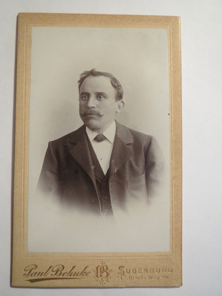 Sudenburg-Magdeburg-man with beard in suit-portrait/CDV