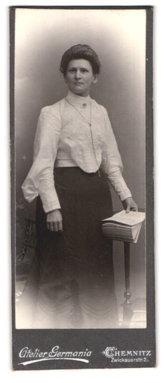 Photography studio Germania, Chemnitz, Zwickauerstr. 2, Portrait Lady with Book
