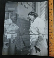 Signed 1940s NYC Window Shopping New York 7.5×9″ PHOTO LEAGUE Joe Schwartz
