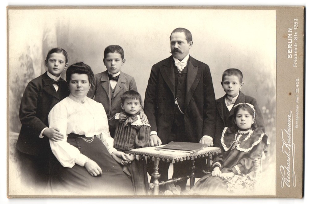Photograph Richard Kasbaum, Berlin, Friedrich-Str. 125, a family at one