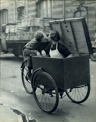 1955 ROBERT DOISNEAU Couple Kisses Tricycle Delivery Tricycle Art Photo Gravure