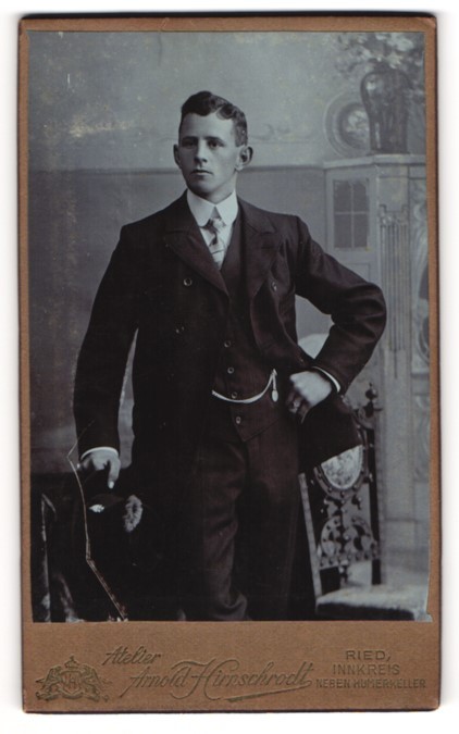 Photograph Arnold Hirnschrodt, Ried/Innkreis, next to Humerkeller, elegant jun