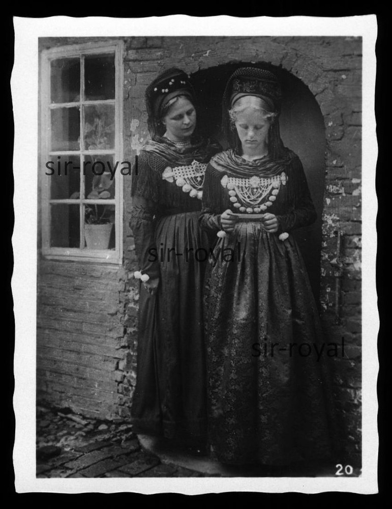 Wyk auf Föhr 1930s – Frisians in national costume – costume fashion – photo 7x9cm