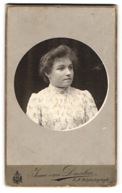 Photograph Jean van Daalen, Aalen, Bahnhofstrasse, portrait of a young woman i