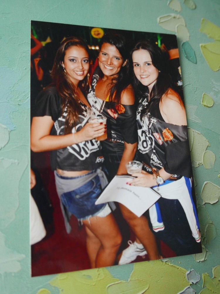 “GIRLFRIENDS”: PHOTO, PHOTOGRAPHY, “ASIA”, LADIES, PRETTY, YOUNG, ATTRACTIVE, CLUB!