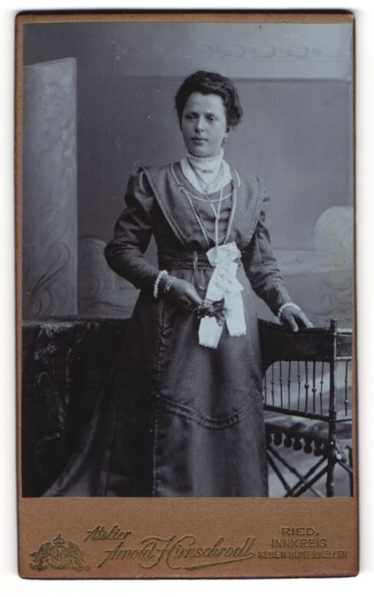 Photograph Arnold Hirnschrodt, Ried, lady in fitted dress with white Schle