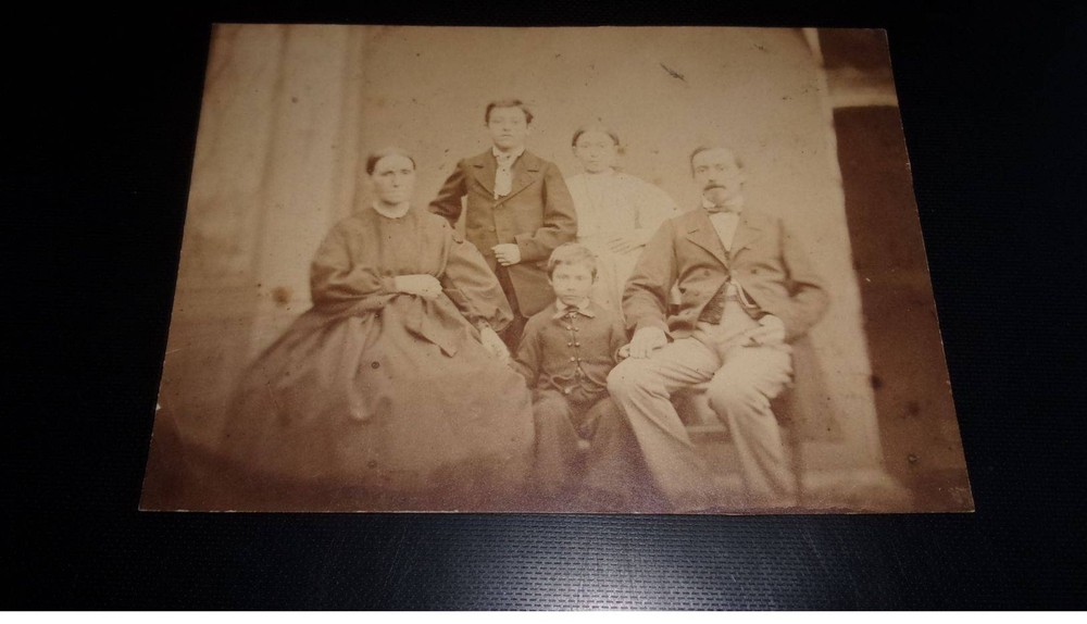 Photograph On Cardboard. 2MOI10410.1900 Environs. Families Identified. 16 X 1