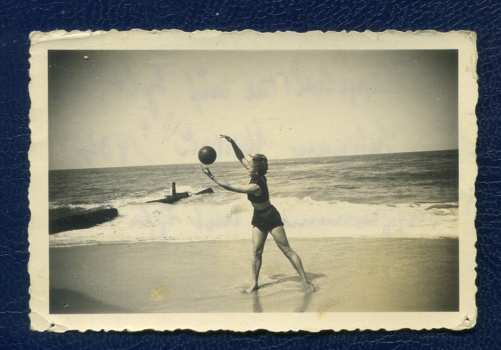 208) Genuine Photo pretty girl/woman doing gymnastics/sports on the beach-Sylt 1934