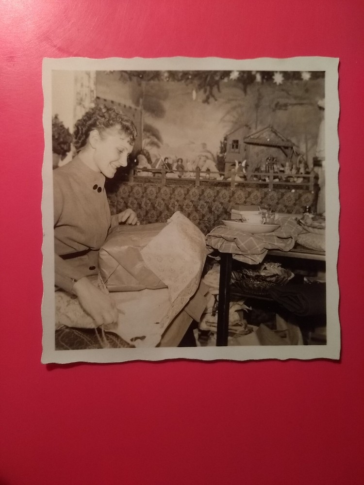 Altes Foto antik Frau beim Geschenk auspacken Mode Fashion Woman gift old Photo