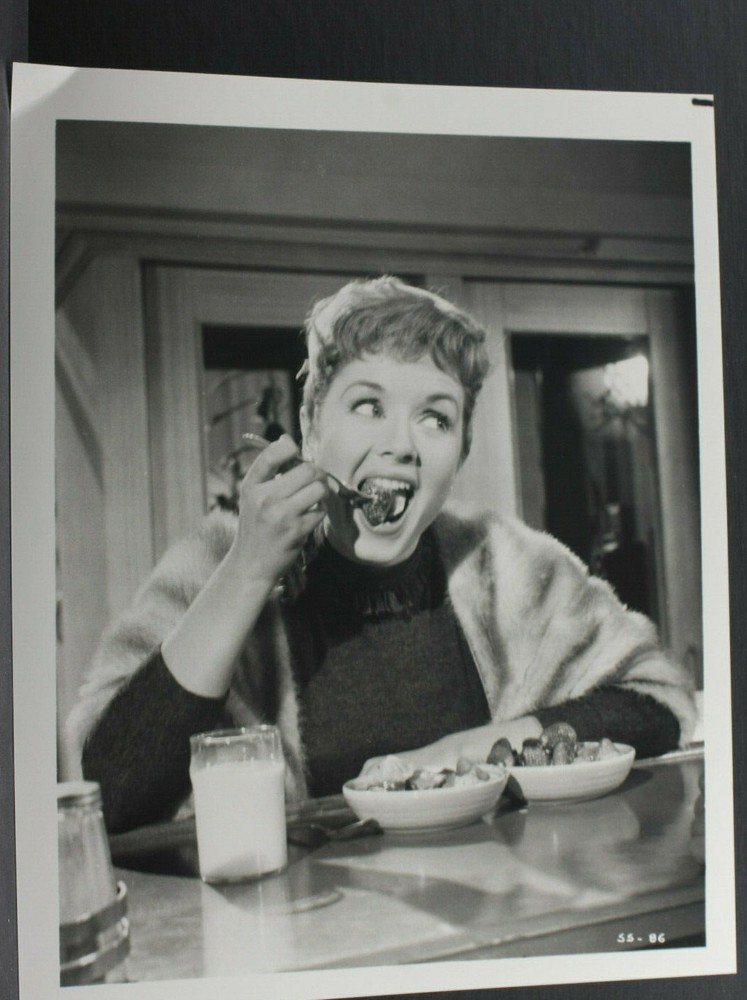 Debbie Reynolds Eating Strawberries Milk – 8×10″ Photo Print – Vintage L1216F