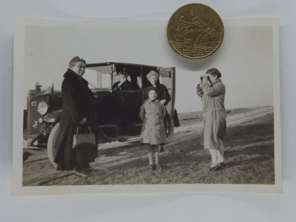 Photo Family Before Vintage Car Auto Red Cross Plaque 1930s