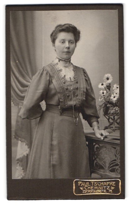 Photograph Paul Tschapke, Chemnitz, Zschopauerstr. 79, portrait young lady in m