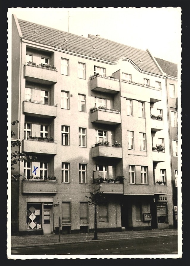 Photography Berlin, Helmholtzstr. 40, Residential building with shops