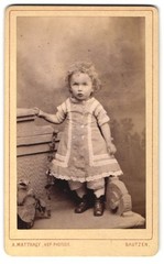 Photograph Alex. Matthaey, Bautzen, vis-à-vis the theatre, little girl with