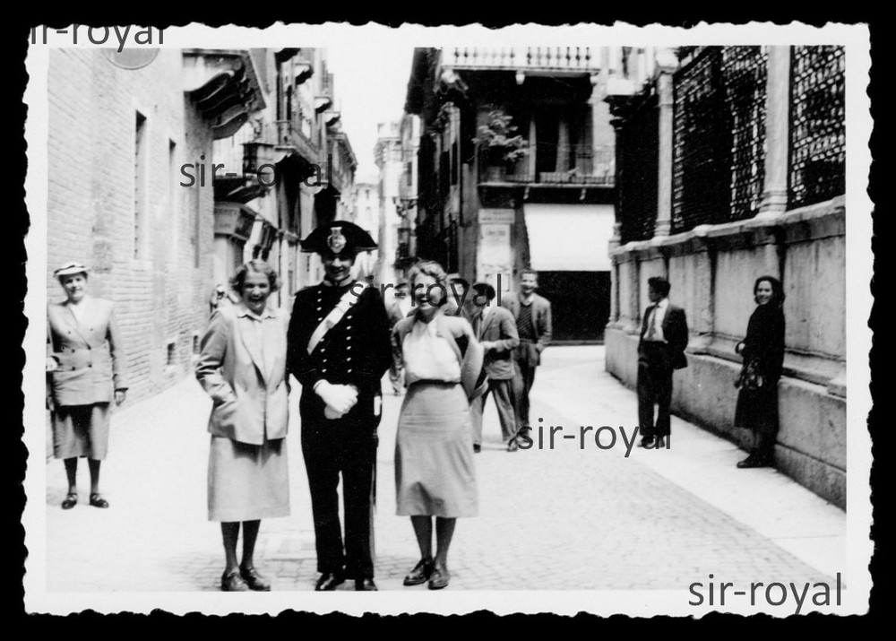 Italian Policeman Carabinieri Gendarme and Laughing Women – Photo 10x7cm