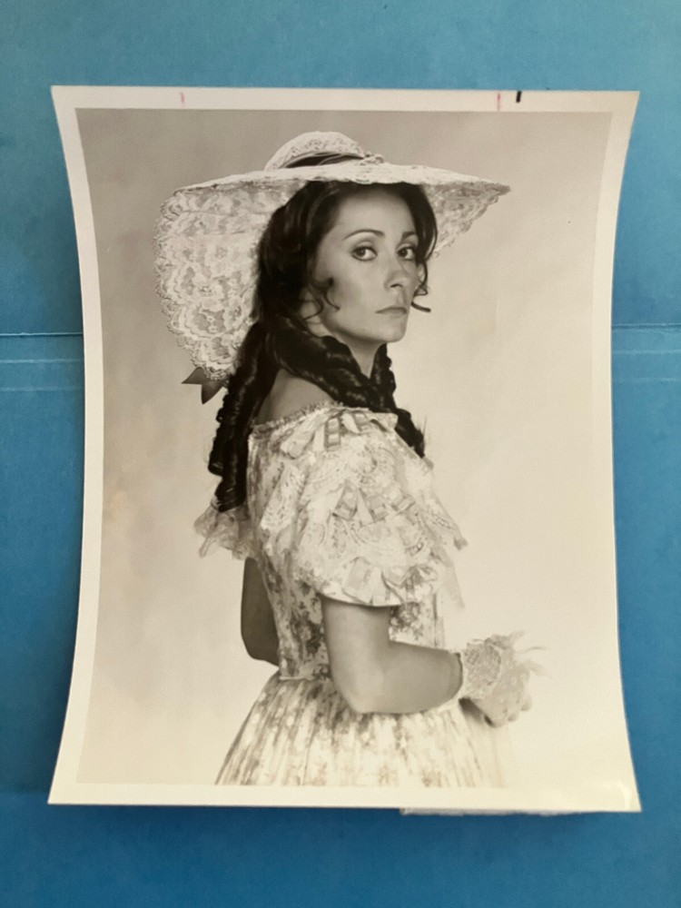 Elizabeth Ashley . original vintage 7×9″ press headshot photo w/ Blurb