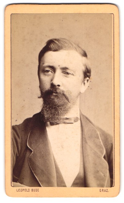Photograph Leopold Bude, Graz, Salzamtgasse 3, elegantly dressed gentleman with vol